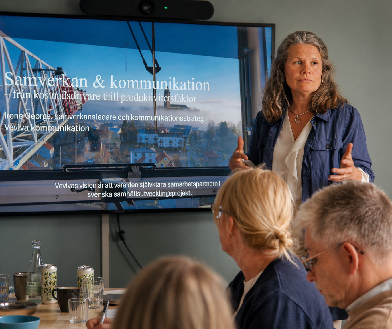 Irene George presenterar Veviva för publik i mötesrum